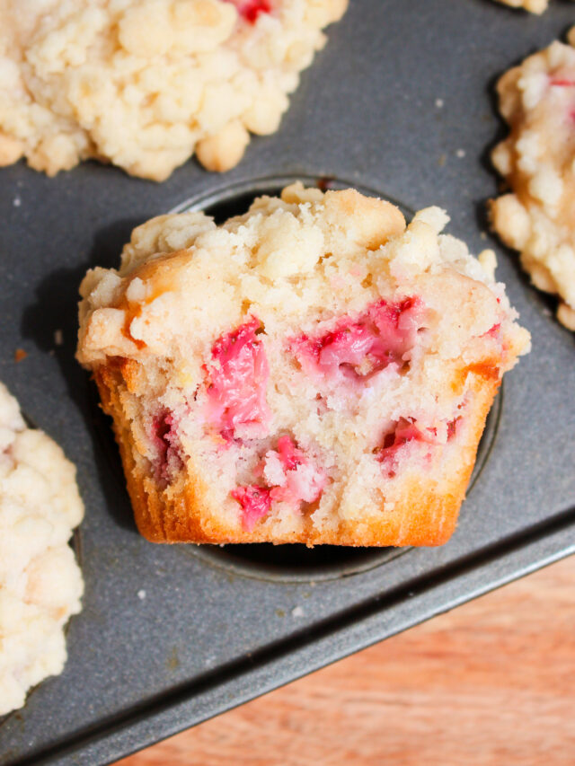 Easy Strawberry Streusel Muffins